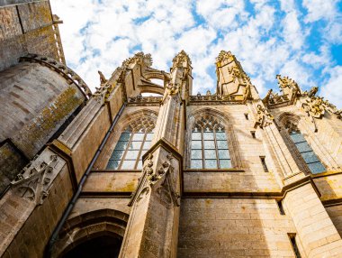 Mont Saint Michel 'in zirvesine tünemiş olan Manastır Kilisesi, Roma' nın nefes kesen temelleri ve yükselen Gotik eklemeleriyle gelgit adasını taçlandırıyor.