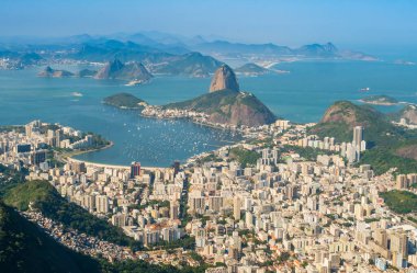 Corcovado 'dan Rio de Janeiro' nun silueti dünyanın en çarpıcı gökdelenlerinden biri olarak kabul edilir. Sahne, Sugarloaf Dağı, Guanabara Körfezi ve Copacabana plajı gibi çarpıcı yerleri yakalıyor.