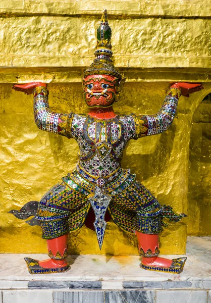 Guardiano demone rosso che sostiene Wat Phra Kaew, Thailandia — Foto Stock