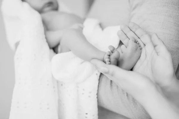 Recém Nascido Bebê Pouco Pés Bonito Preto Branco — Fotografia de Stock
