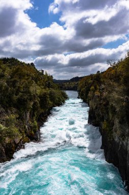 Yeni Zelandalılar Huka Şelalesi bulutlu bir günde