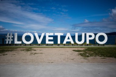 Taupo Gölü 'nün kıyısındaki LoveTAUPO tabelası