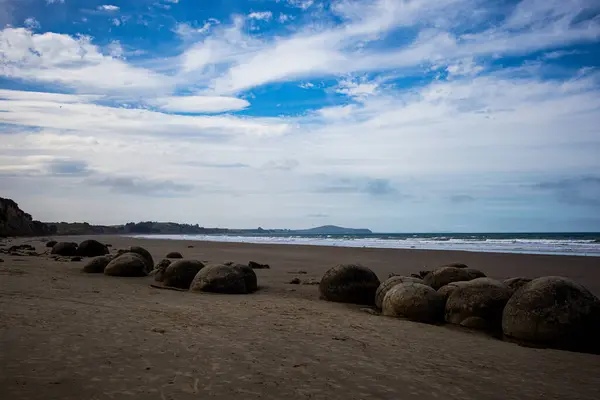 Moeraki Boulders Beach em um belo dia de primavera — Fotografia de Stock