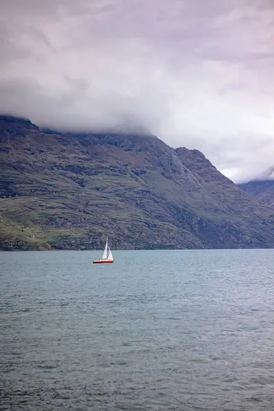 Una barca a vela sulle acque del lago Wakatipu — Foto Stock