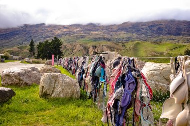 Orta Otago 'daki ünlü Cardrona Sütyen Çiti. Cardrona Damıtımevi 'nin hemen dışında.