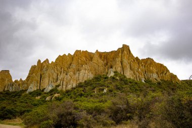 Yeni Zelanda 'nın Clay Cliffs, Omarama Güney Adası. Sert ama güzel bir arazi. Yüzüklerin Efendisi 'nde meşhur olmuş.