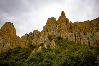 Yeni Zelanda 'nın Clay Cliffs, Omarama Güney Adası. Sert ama güzel bir arazi. Yüzüklerin Efendisi 'nde meşhur olmuş.