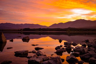 Tekapo Gölü, bahar gündoğumunun ışıltısında, 2020 baharında çekildi.