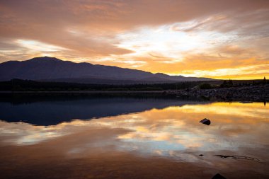 Tekapo Gölü, bahar gündoğumunun ışıltısında, 2020 baharında çekildi.