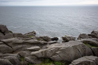 Punakaiki krep kayaları ve hava deliği yürüyüşü, Yeni Zelanda. Batı yakasında bir kireçtaşı oluşumu
