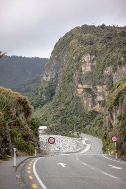 Punakaiki Köyü 'nden geçen yol... Batı Yakası, Yeni Zelanda...