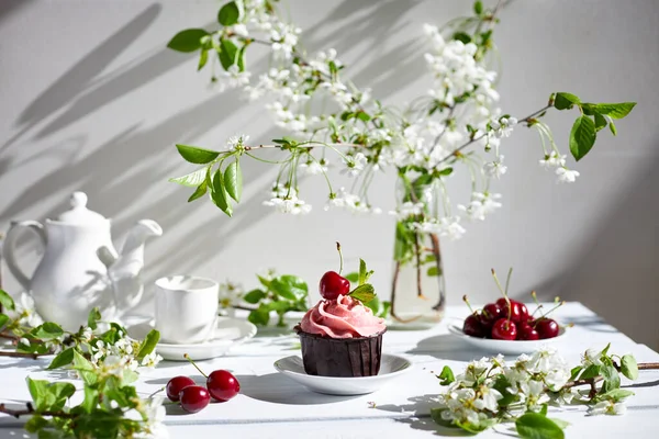 Masadaki tatlı kek. Yüksek kalite fotoğraf