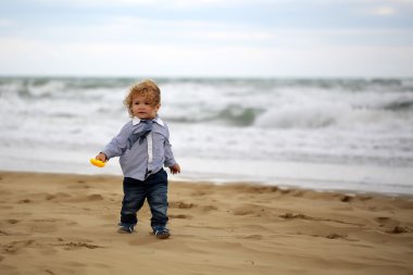 Sahilde erkek sevimli bebek