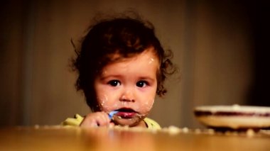 masada mutlu bir çocuk hakkında ev video