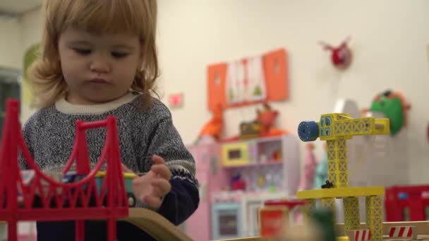 4K bel enfant jouant avec des voitures jouets — Video