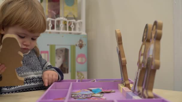 4 K schattige baby spelen met houten figuren in de kinderkamer — Stockvideo