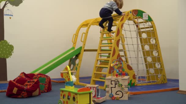 4K niño jugando deportes a la zona de entretenimiento para niños con escaleras — Vídeos de Stock