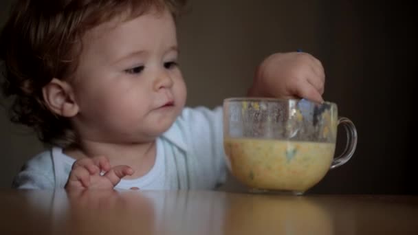 Matka učí dítěti jíst zeleninu — Stock video