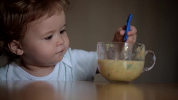 Gesundes Mittagessen mit Gemüse für ein kleines Kind — Stockvideo