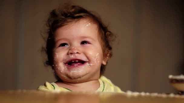 Criança feliz come e sorri — Vídeo de Stock