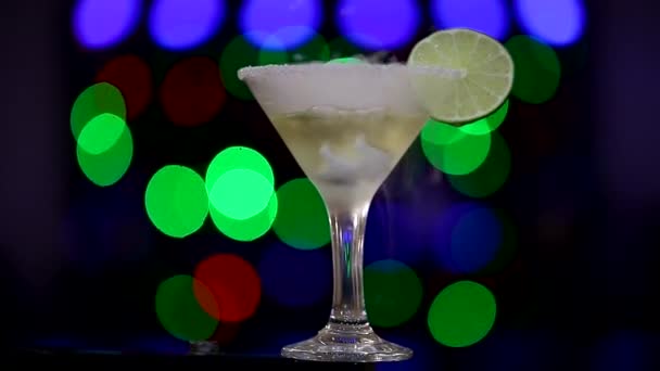 Martini szkła z dymu na tle kolorowe bokeh — Wideo stockowe