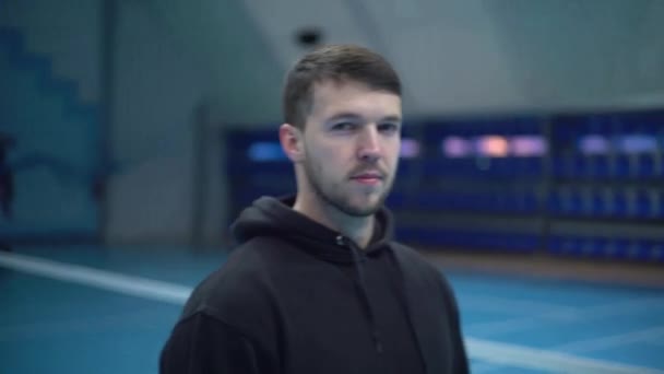 4K attractive young unshaven man goes around the gym — Stock Video