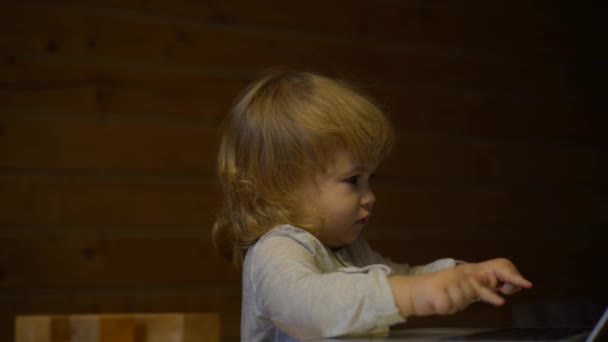 4K милий маленький хлопчик працює на ноутбуці — стокове відео