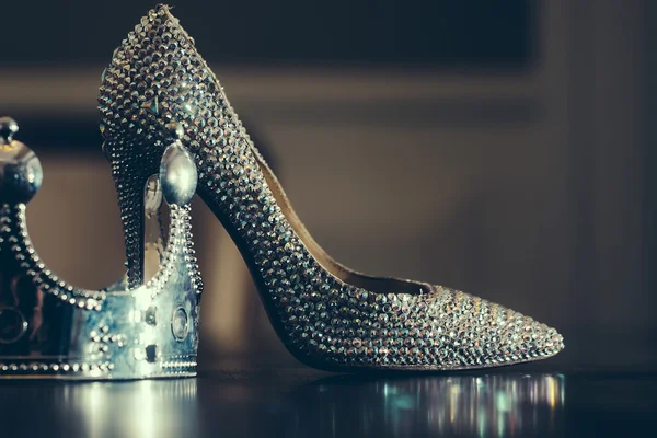 Glamour shoe and crown — Stock Photo, Image