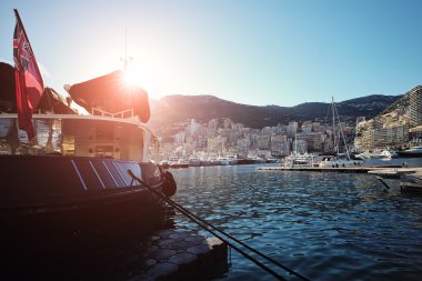 Karanlık tekne Monte Carlo bay içinde