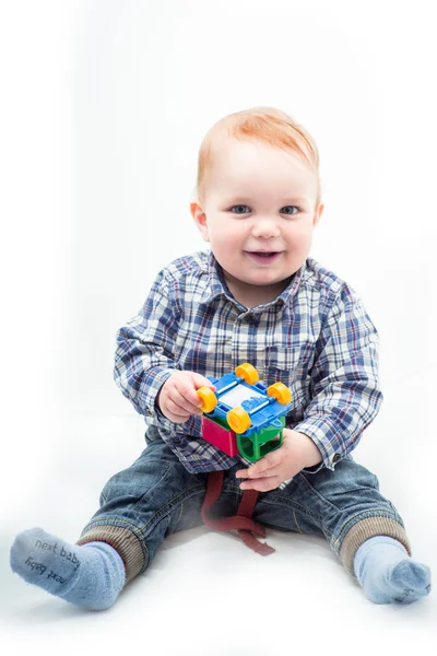 Kleine jongen spelen met auto — Stockfoto