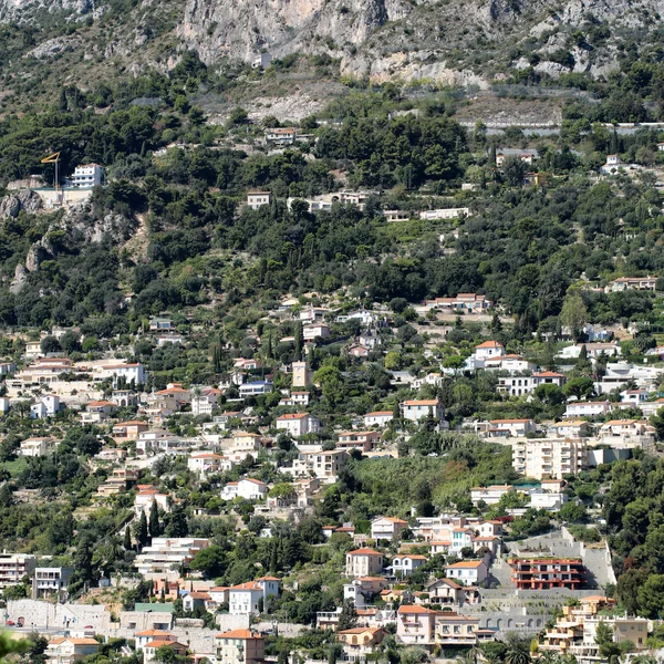 Ciudad densamente poblada en la montaña — Foto de Stock