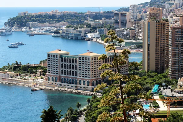 Отель и курорт в бухте Монако — стоковое фото