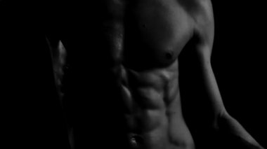 Karanlıkta hareket mükemmel çıplak erkek gövde kasları yakın çekim