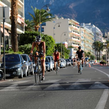 Asfalt yollarda yarış bisiklet