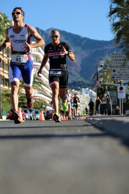 Farklı takım iki koşucu