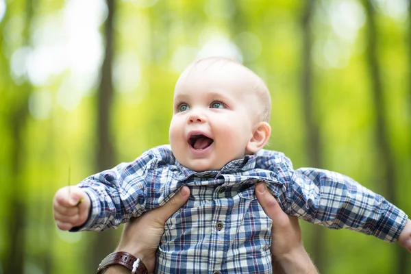 Niño en manos de padre —  Fotos de Stock