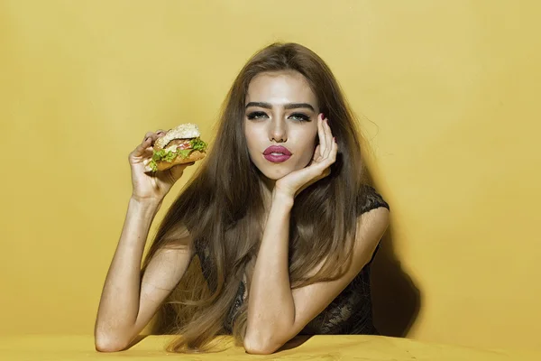 Mulher com hambúrguer — Fotografia de Stock