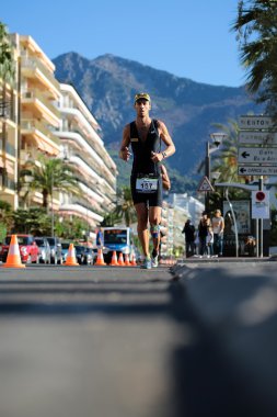 Runner ileride siyah takım elbise