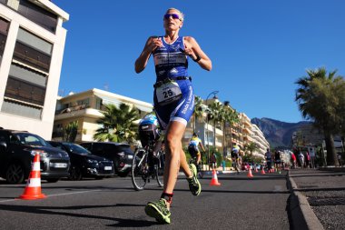 Mavi elbiseli kadın runner 