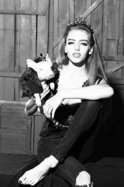 Domuz ile zarif kadın