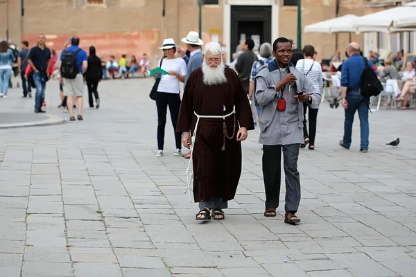 Tourists on venetian square — Stock Photo, Image