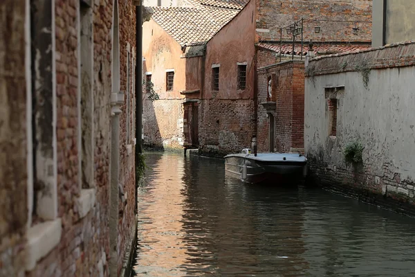 Jalan sempit khas Italia — Stok Foto