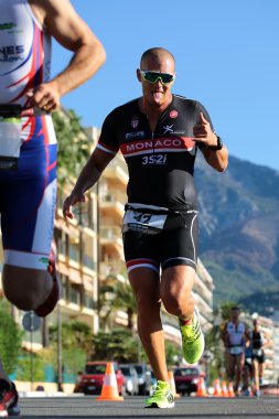 Bir koşucu dilini sopa