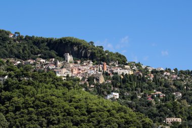 Dağ tepe üzerinde Ortaçağ Kalesi
