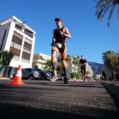 Runner ileride siyah takım elbise 