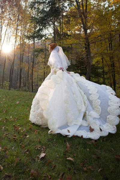 Jolie mariée en plein air — Photo