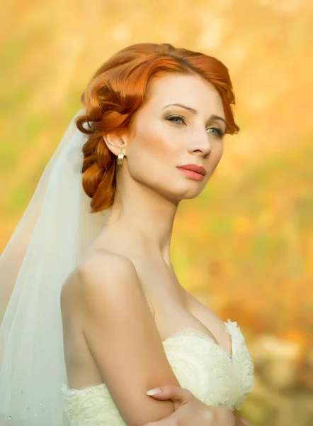 Thoughtful young bride — Stock Photo, Image