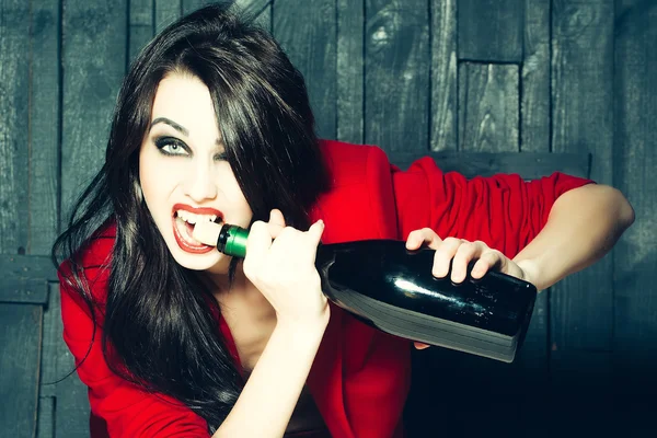 Woman opening wine bottle — Stock Photo, Image