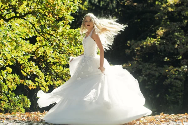 Noiva em belo vestido ao ar livre — Fotografia de Stock