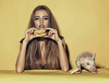 Kız domuz ve burger